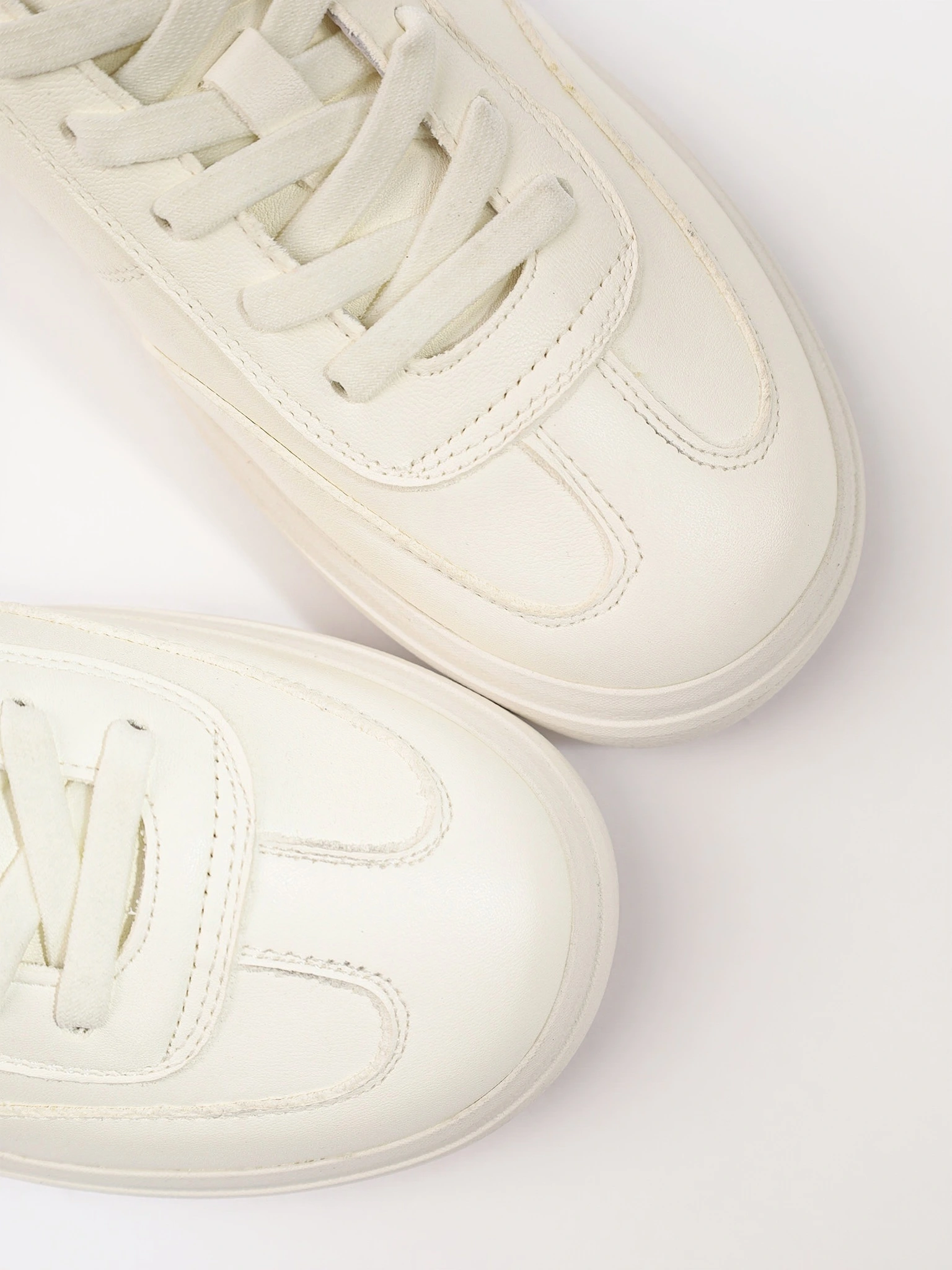 Кеды белого цвета на низкой подошве